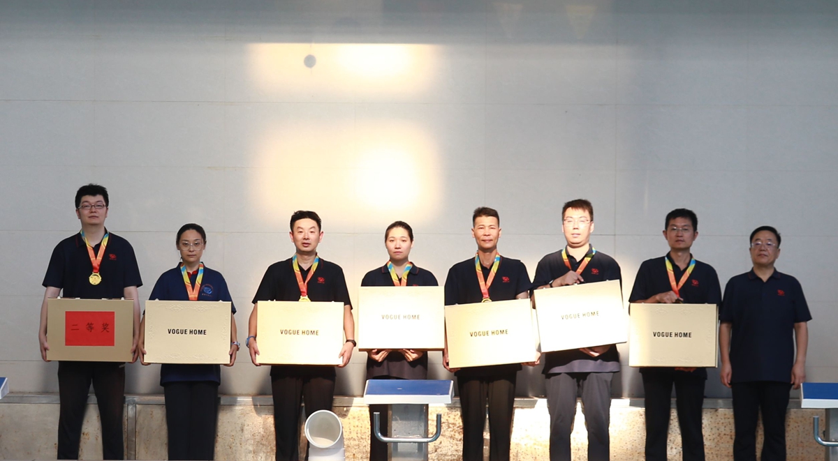 1756431847991968.jpg 07-公司副總經理辛改成為榮獲個人項目第二名的:研發二中心海天陽、平頂山分公司朱筱萌、福之匯公司李森、市場部李蓓佳、中誠服務公司余林、政企業務部賈其林、項目管理部魏洪峰頒獎表彰.JPG