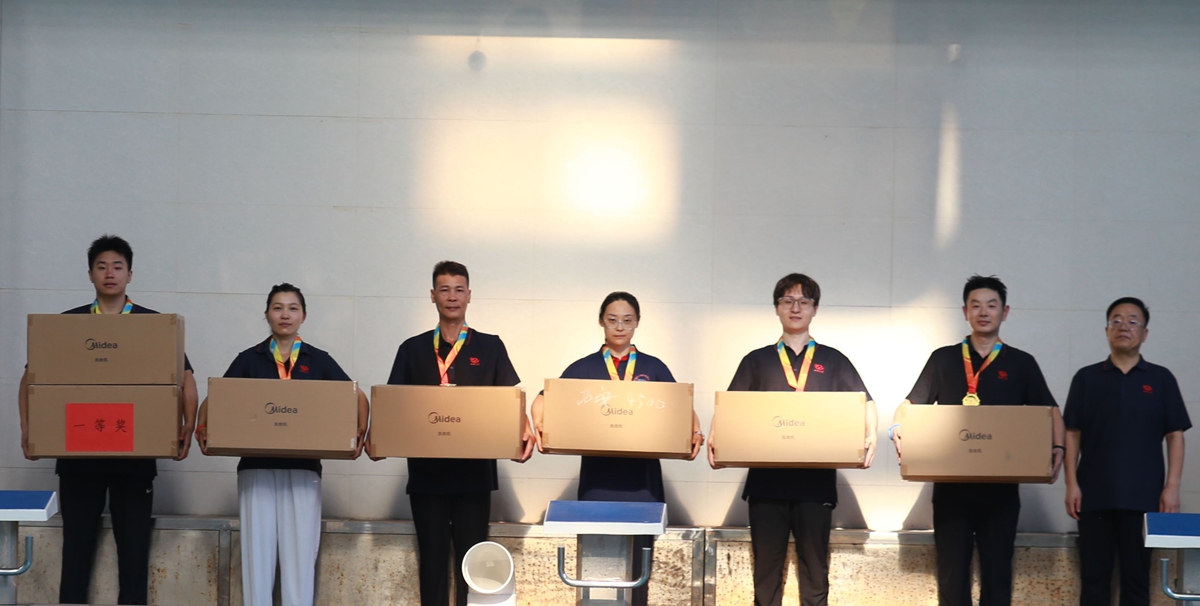 1756431864510356.jpg 08-公司副總經理辛改成為榮獲個人項目第一名的:第一工程公司孫奧、焦作分公司劉杰、中誠服務公司余林、平頂山分公司朱筱萌、投標中心王潤龍、福之匯公司李森 頒獎表彰.JPG